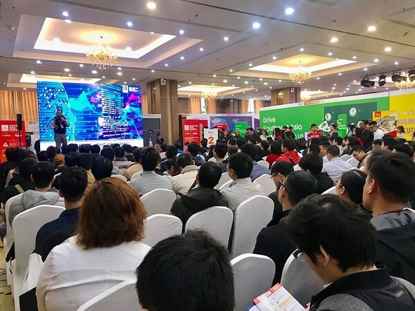 Cac-chuyen-gia-chia-se-nhieu-chuyen-de-ve-cong-nghe