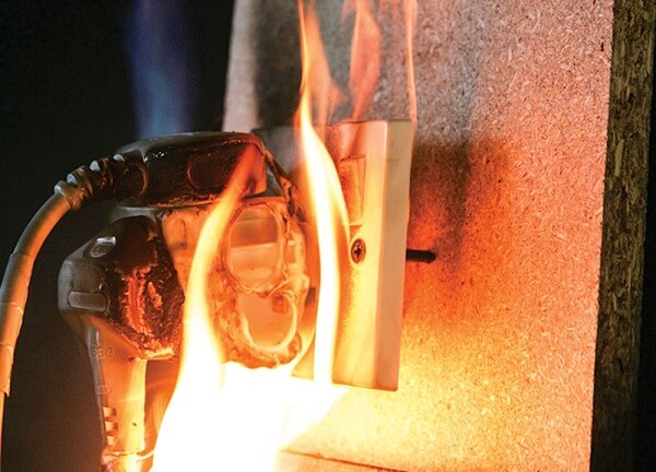 Nhung-soi-day-kem-chat-luong-co-the-gay-chay-no-bat-cu-luc-nao