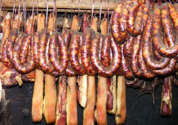 Su-that-kinh-hoang-dang-sau-nhung-mieng-thit-lon-hun-khoi