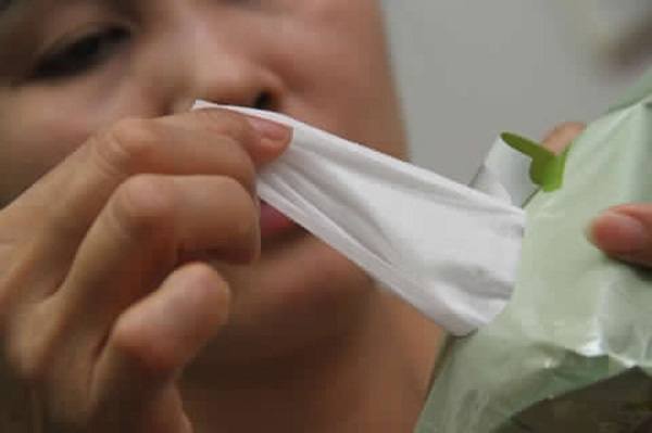 Nhận biết qua mùi hương khăn ướt