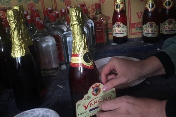 Rượu vang giả có gắn tem, nhãn
